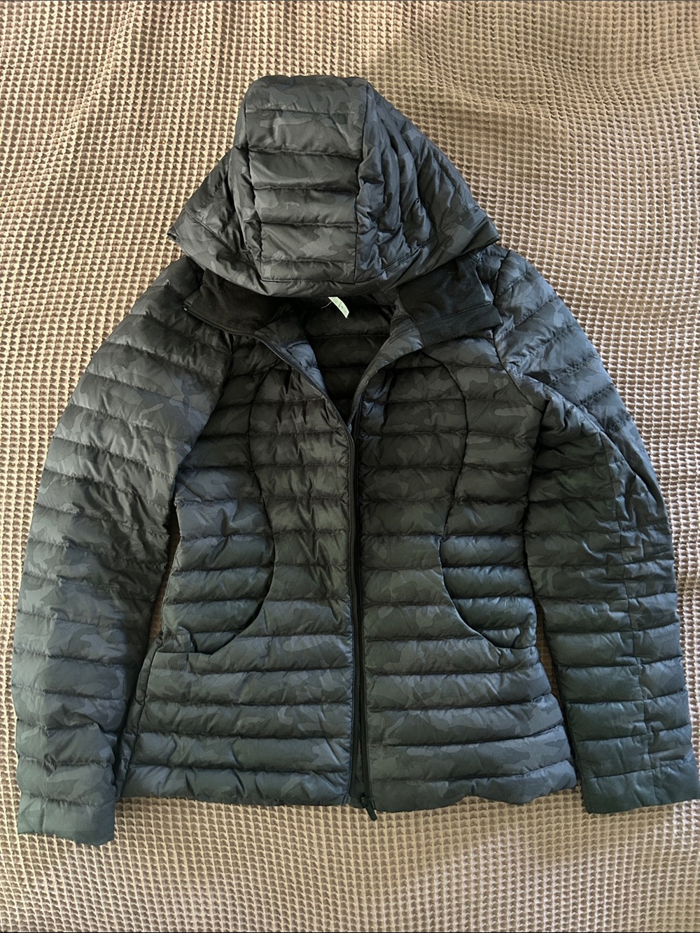 Lululemon Lightweight Black Camo Quilted Hooded Jacket - Women